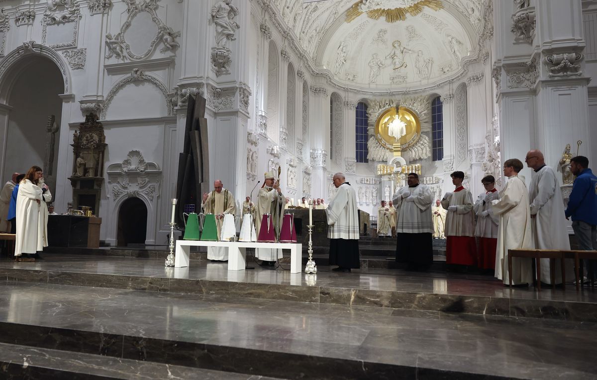 Bischof Dr. Franz Jung hat am Montagabend, 25. März, im Würzburger Kiliansdom die Heiligen Öle für alle 43 Pastoralen Räume im Bistum Würzburg  geweiht.