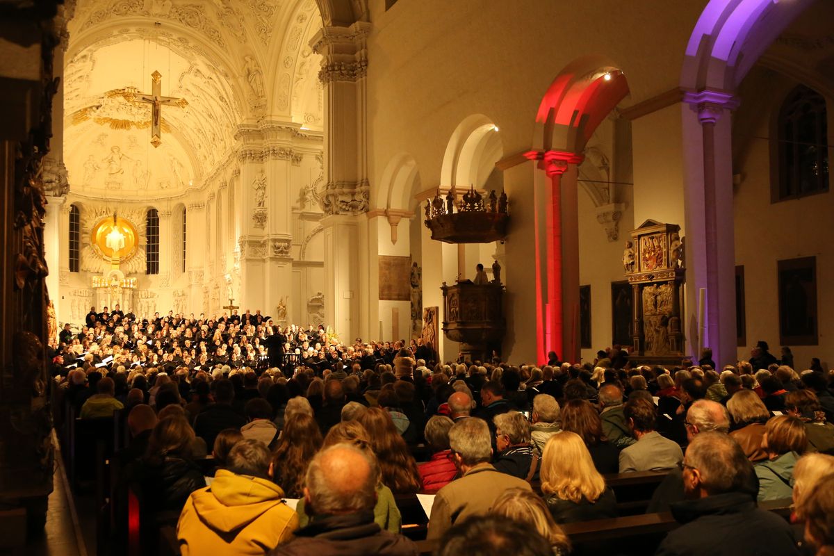 Ein Gemeinschaftschor aus mehreren Würzburger Chören gestaltete unter der Leitung von Domkapellmeister Alexander Rüth und Kirchenmusikdirektor Christian Heidecke zwei musikalische Abendgebete im Kiliansdom.