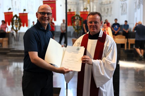 Bischof Dr. Franz Jung (links) überreichte Pfarrer Andreas Kneitz die Ernennungsurkunde zum Präses der Kreuzbruderschaft.