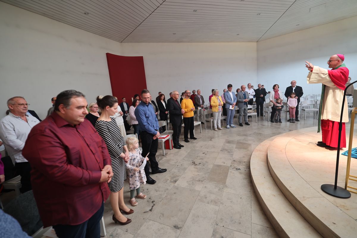 Bei einem Gottesdienst in der Jugendkirche Würzburg hat Bischof Dr. Franz Jung am Freitag, 25. Oktober, insgesamt 47 Personen für die Schulpastoral beauftragt.