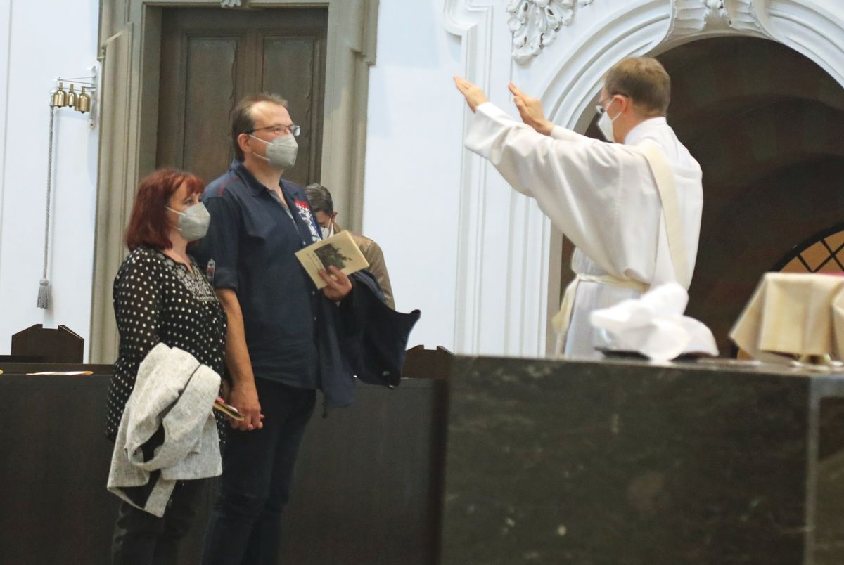 2621/0613 Gottesdienst für Ehejubilare Generalvikar Dr. Vorndran am Freitag, 25. Juni 2021_27647 Generalvikar Dr. Jürgen Vorndran feierte am Freitagabend, 25. Juni, einen Dankgottesdienst mit Ehepaaren, die seit 25 Jahren verheiratet sind. Anschließend spendeten der Generalvikar sowie weitere Priester und Diakone den Jubilaren mit Abstand den Segen.