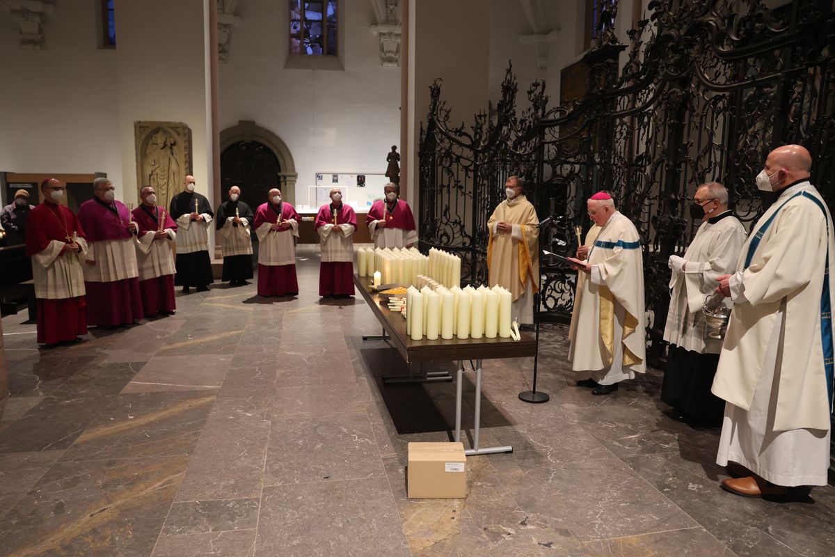 Weihbischof Ulrich Boom segnete zu Beginn des Gottesdiensts Kerzen. Weihbischof Ulrich Boom segnete zu Beginn des Gottesdiensts Kerzen.