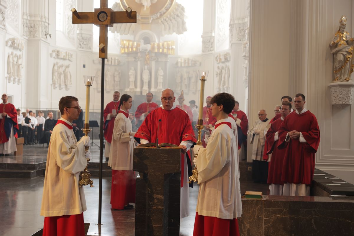 Mit einer Reliquienprozession von Sankt Burkard über die Alte Mainbrücke und einem Pontifikalgottesdienst im Kiliansdom ist am Sonntag, 6. Juli, die Kiliani-Wallfahrtswoche 2025 eröffnet worden.