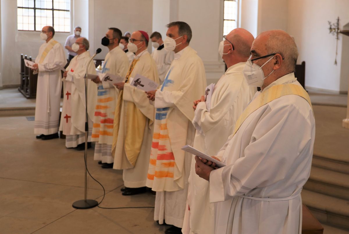 Bei einem feierlichen Gottesdienst in der Seminarkirche Sankt Michael in Würzburg mit Bischof Dr. Franz Jung am Montagabend, 26. Juli, sind Regens Stefan Michelberger und Subregens Stefan Fleischmann verabschiedet und Regens Peter Göttke offiziell begrüßt worden. 