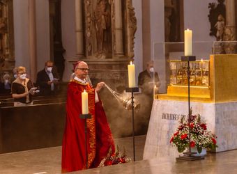 Bischof Dr. Franz Jung hat am Hochfest der Frankenapostel, Donnerstag, 8. Juli, mit haupt- und ehrenamtlichen Mitarbeiterinnen und Mitarbeitern der Caritas ein Pontifikalamt im Würzburger Kiliansdom gefeiert.