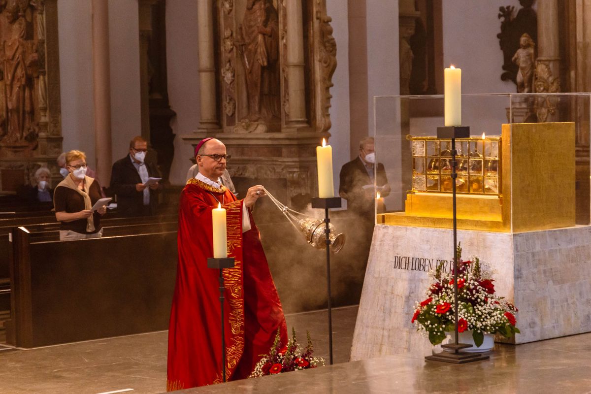 Bischof Dr. Franz Jung hat am Hochfest der Frankenapostel, Donnerstag, 8. Juli, mit haupt- und ehrenamtlichen Mitarbeiterinnen und Mitarbeitern der Caritas ein Pontifikalamt im Würzburger Kiliansdom gefeiert.