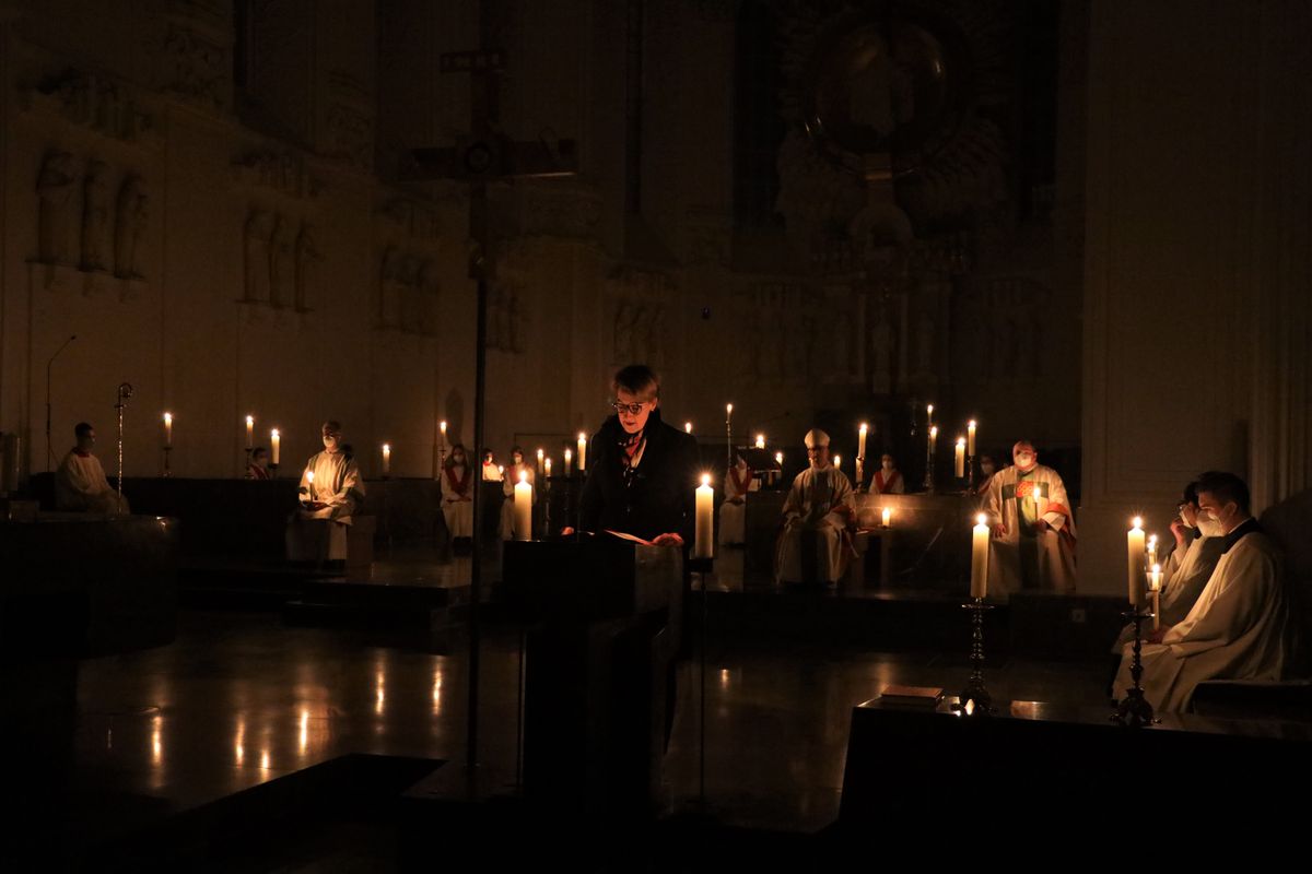 Während der Lichtfeier beleuchtete nur das Licht von Kerzen den Kiliansdom.