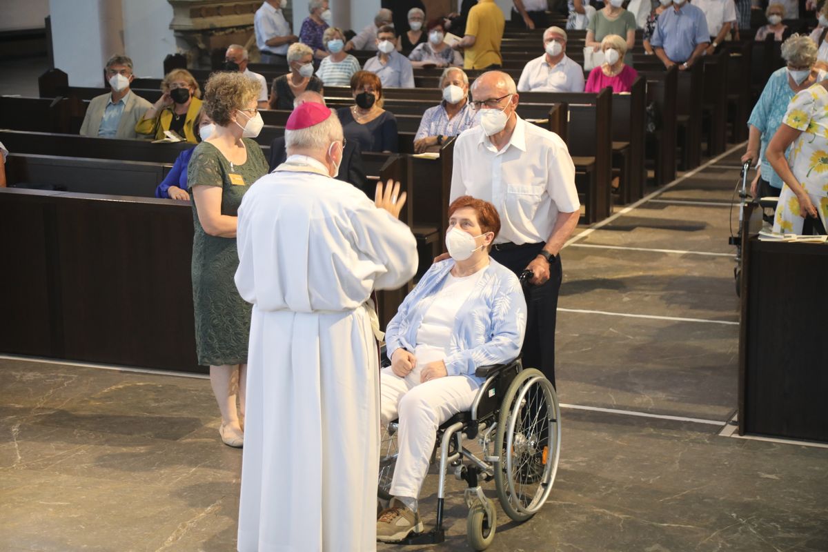 2621/0622 - Ehejubilare Gold mit Weihbischof Ulrich Boom_27876 Weihbischof Ulrich Boom feierte am Montagnachmittag, 26. Juni, einen Gottesdienst für Ehepaare, die 2020 oder 2021 ihr goldenes, diamantenes oder eisernes Ehejubiläum hatten. Im Anschluss konnten sich die Paare segnen lassen.