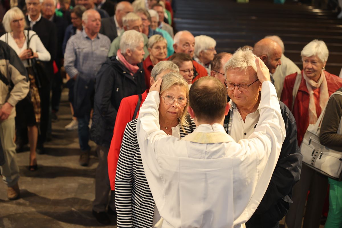 Seelsorgerinnen und Seelsorger spendeten nach dem Gottesdienst den Jubelpaaren individuell den Segen. 