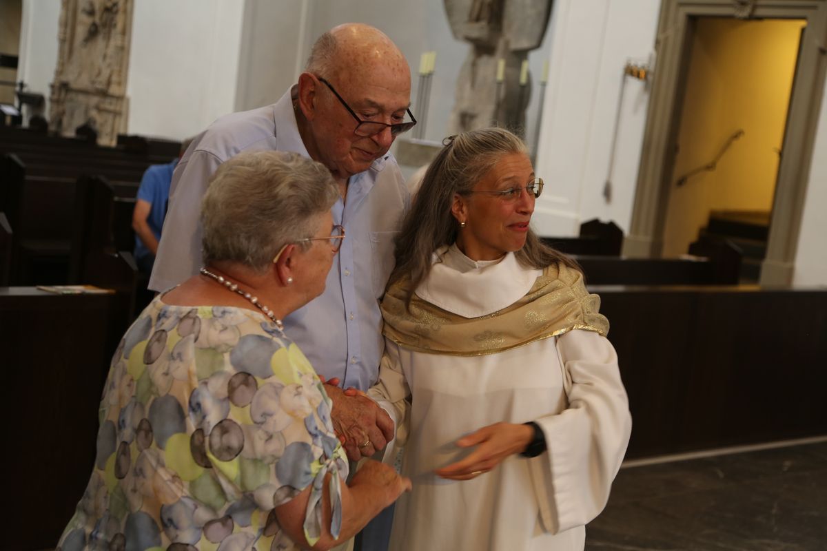 Rund 250 Ehejubilare haben am Freitagnachmittag, 4. Juli, im Kiliansdom in einem Pontifikalgottesdienst mit Weihbischof em. Ulrich Boom ihr Eheversprechen erneuert. 