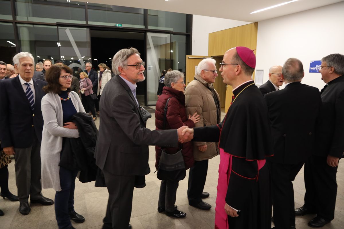 Bischof Dr. Franz Jung begrüßte gemeinsam mit Generalvikar Thomas Keßler und Domkapitular Clemens Bieber, Vorsitzender des Diözesan-Caritasverbands, die Gäste am Eingang des Hörsaalgebäudes. 