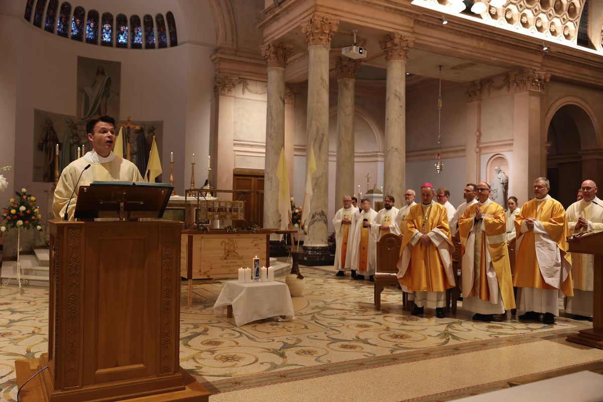 Bischof Dr. Franz Jung feierte am Sonntag, 6. Oktober, einen Gottesdienst zum Abschluss der Irlandwallfahrt mit den Reliquien der Frankenapostel in der Kathedrale von Cavan. Im Anschluss wurde der Schrein mit den Häuptern der Märtyrer für den Rücktransport nach Würzburg sicher verpackt.