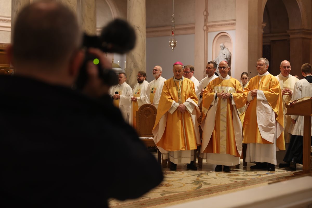 Bischof Dr. Franz Jung feierte am Sonntag, 6. Oktober, einen Gottesdienst zum Abschluss der Irlandwallfahrt mit den Reliquien der Frankenapostel in der Kathedrale von Cavan. Im Anschluss wurde der Schrein mit den Häuptern der Märtyrer für den Rücktransport nach Würzburg sicher verpackt.