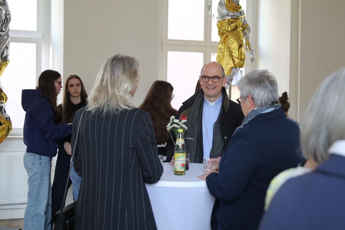 1525/0353 Bischof Jung besucht Sankt-Ursula-Schule_57000