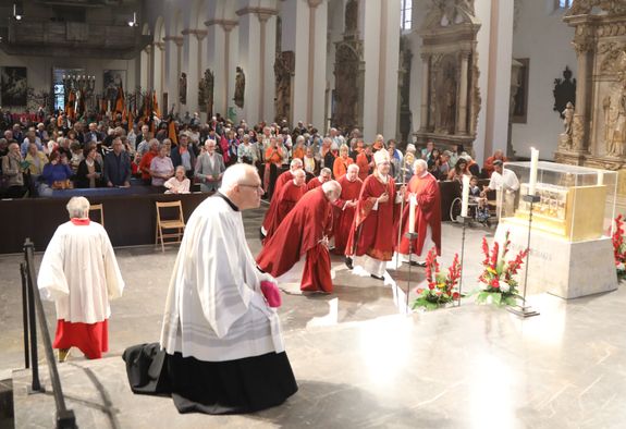 Weihbischof Paul Reder feierte am Dienstagabend, 8. Juli, einen Kiliani-Pontifikalgottesdienst mit den Katholischen Erwachsenenverbänden im Kiliansdom. 