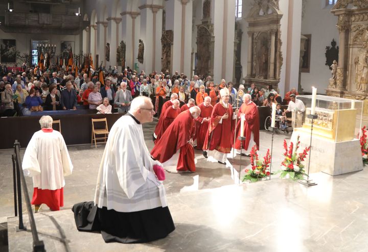 Weihbischof Paul Reder feierte am Dienstagabend, 8. Juli, einen Kiliani-Pontifikalgottesdienst mit den Katholischen Erwachsenenverbänden im Kiliansdom. 