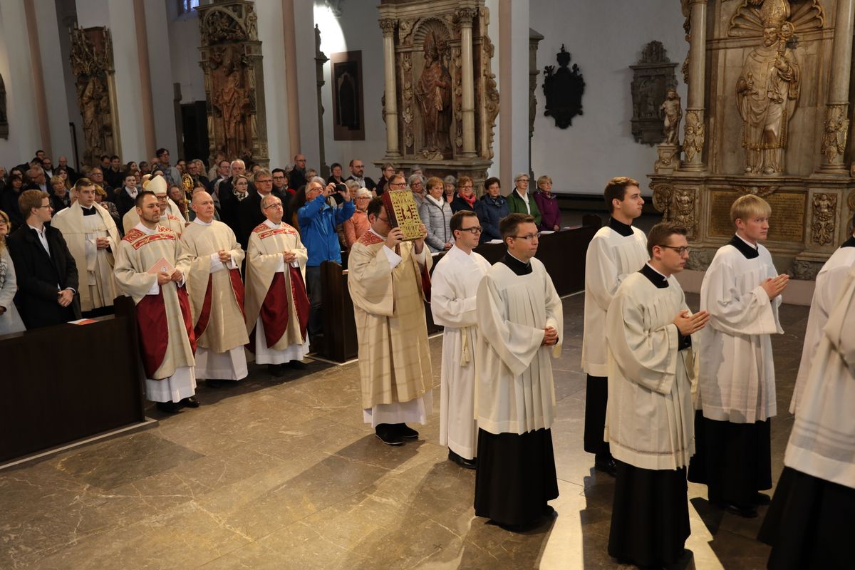 Bei einem feierlichen Gottesdienst im Würzburger Kiliansdom weihte Bischof Dr. Franz Jung Bertram Ziegler zum Diakon. Zahlreiche Verwandte, Freunde und Wegbegleiter des Priesterseminaristen nahmen an der Feier teil.
