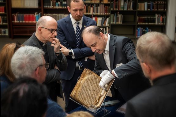 In der Universitätsbibliothek bekamen Bischof Dr. Franz Jung und eine Delegation aus Irland wertvolle Handschriften mit Irlandbezug von Einrichtungsleiter Dr. Hans-Günter Schmidt gezeigt. In der Universitätsbibliothek bekamen Bischof Dr. Franz Jung und eine Delegation aus Irland wertvolle Handschriften mit Irlandbezug von Einrichtungsleiter Dr. Hans-Günter Schmidt gezeigt.