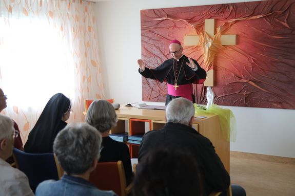 2925/0739 Kiliani Bischof besucht Palliativstation Schweinfurt_59992