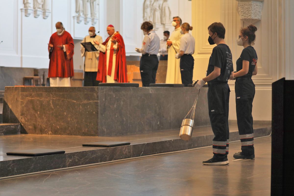 2821/0668 Blaulichtgottesdienst_28788 Weihbischof Ulrich Boom stand am Mittwochabend, 7. Juli, der Kiliani-Wort-Gottes-Feier für Polizei, Feuerwehr, Technisches Hilfswerk, Rettungsdienste und Notfallseelsorge im Kiliansdom vor.
