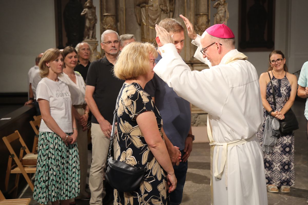 Mit rund 1000 Eheleuten, die in diesem Jahr Silberhochzeit haben, feierte Bischof Dr. Franz Jung am Freitagabend, 4. Juli 2025, einen Pontifikalgottesdienst im Kiliansdom. Im Anschluss erteilten er, Weihbischof Paul Reder sowie weitere Seelsorgerinnen und Seelsorger den Paaren einzeln den Segen.
