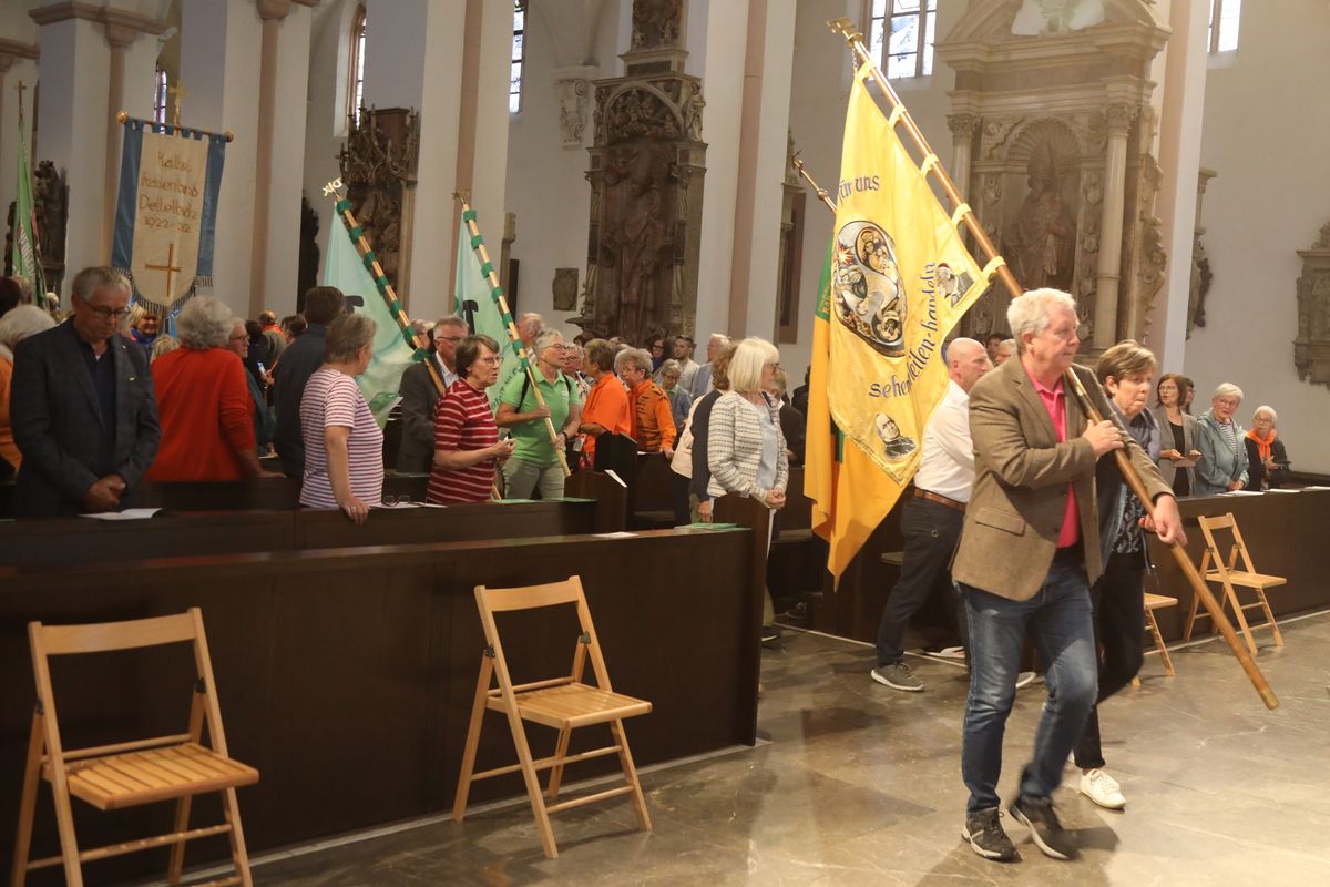 Weihbischof Paul Reder feierte am Dienstagabend, 8. Juli, einen Kiliani-Pontifikalgottesdienst mit den Katholischen Erwachsenenverbänden im Kiliansdom. 