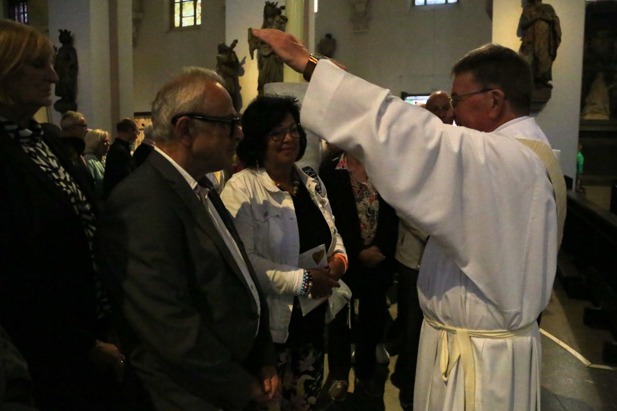 Bischof Dr. Franz Jung hat am Donnerstagnachmittag, 4. Juli, mit etwa 320 Paaren im Kiliansdom ihr goldenes oder diamantenes Ehejubiläum gefeiert.