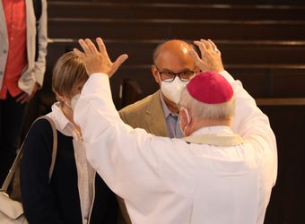 Im Anschluss an den Ehejubilarsgottesdienst mit Weihbischof Ulrich Boom am Freitagvormittag, 2. Juli, konnten sich die Paare von ihm und weiteren Priestern und Diakonen segnen lassen.