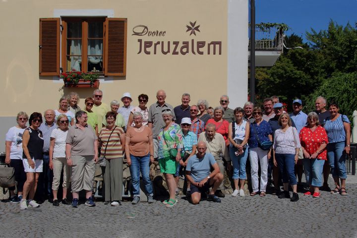 Die KAB-Reisegruppe vor der Ölmühle in Jeruzalem.