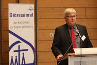 Diözesanratsvorsitzender Dr. Michael Wolf begrüßte die Delegierten des Diözesanrats in der Turnhalle der Würzburger Sankt-Ursula-Schule und dankte den Ursulinen für die Möglichkeit, in diesen Räumen zu tagen.