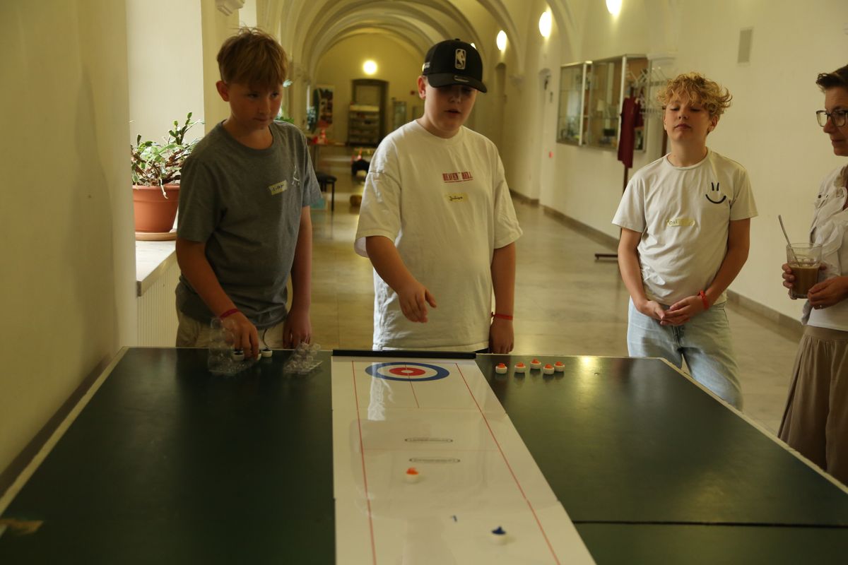 Am Tag der Jugend hat Weihbischof Paul Reder im Anschluss an ein buntes Workshop-Programm einen Kiliani-Gottesdienst mit den Jugendlichen im Kilianeum in Würzburg gefeiert.