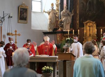 Weihbischof Ulrich Boom feierte am Donnerstagabend ein Pontifikalamt in der Pfarrkirche Sankt Michael in Zeil am Main.