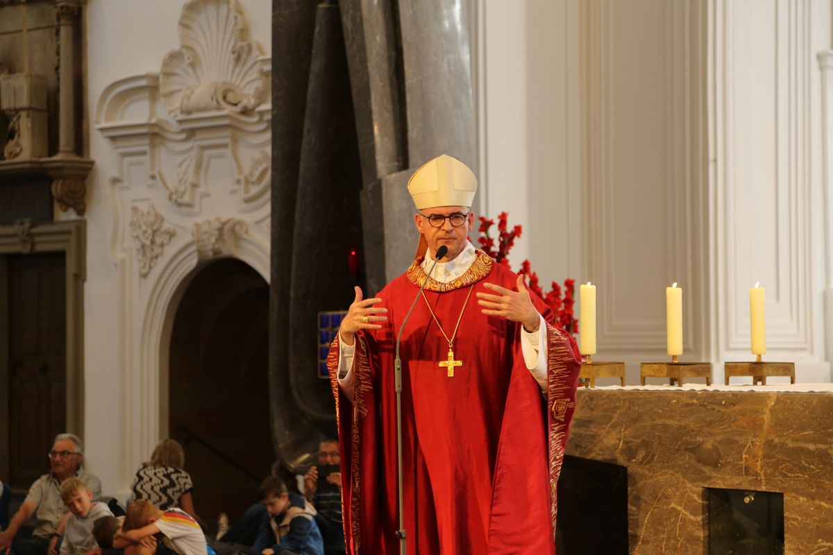 Über 1400 Kinder und ihre Begleiter sind am Montagvormittag, 7. Juli 2025, zum Gottesdienst für Erstkommunionkinder mit Bischof Dr. Franz Jung in den Würzburger Kiliansdom gekommen. 