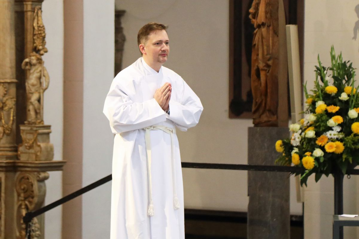 Bei einem Pontifikalgottesdienst am Samstag, 17. Oktober, hat Weihbischof Ulrich Boom im Würzburger Kiliansdom Uwe Becker zum Ständigen Diakon geweiht.
