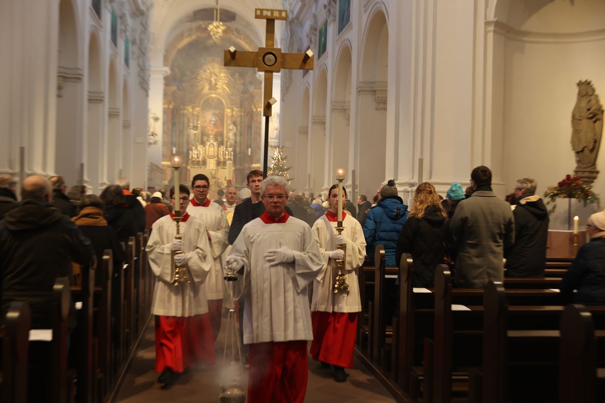Mit einer Prozession vom Neumünster zum Kiliansdom und einer Pontifikalmesse hat Bischof Dr. Franz Jung am Dienstag, 31. Dezember, in Würzburg für das Bistum das Heilige Jahr eröffnet. Es steht unter dem Motto "Pilger der Hoffnung". 