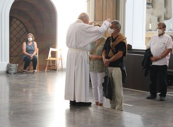 Bischof em. Dr. Friedhelm Hofmann feierte am Freitagnachmittag, 25. Juni, einen Dankgottesdienst mit Ehepaaren, die seit 50, 60 oder 65 Jahren verheiratet sind. Anschließend spendeten der Bischof sowie weitere Priester und Diakone den Jubilaren mit Abstand den Segen.