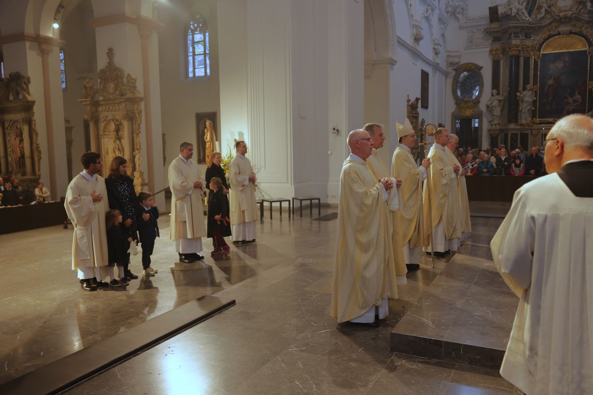 Bei einem Pontifikalgottesdienst am Samstag, 27. September, weihte Weihbischof Paul Reder drei Männer im Würzburger Kiliansdom zu Diakonen.