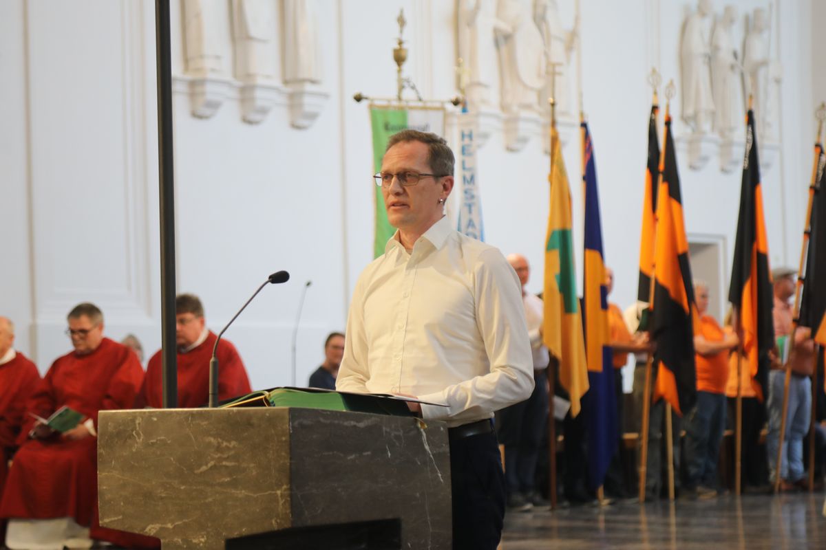 Weihbischof Paul Reder feierte am Dienstagabend, 8. Juli, einen Kiliani-Pontifikalgottesdienst mit den Katholischen Erwachsenenverbänden im Kiliansdom. 