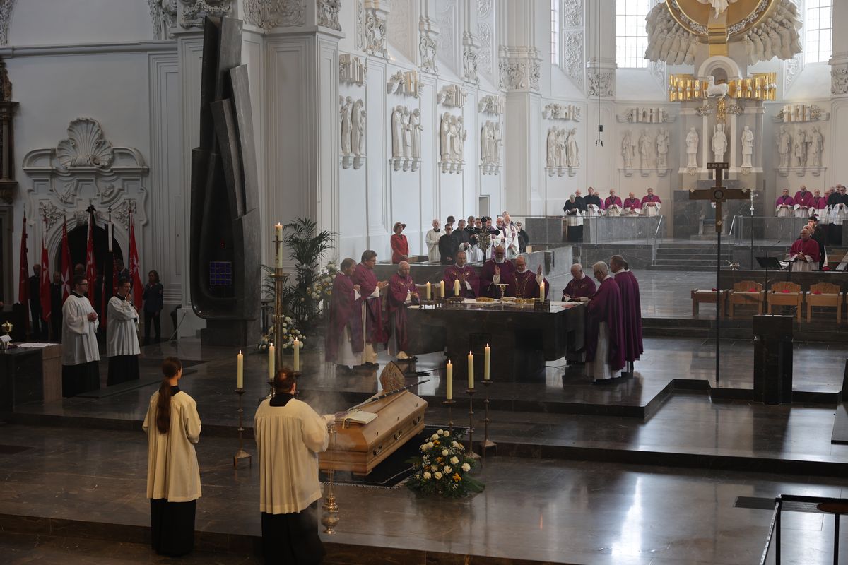 Bischof Dr. Franz Jung feierte am Samstag, 12. Oktober, im Würzburger KIliansdom ein Pontifikalrequiem für Weihbischof em. Helmut Bauer. Die anschließende Beisetzung leitete Dompropst Weihbischof Paul Reder.
