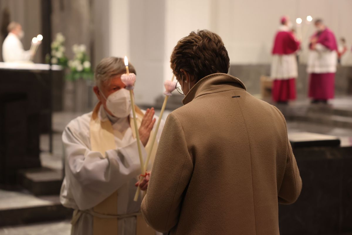 Domvikar Monsignore Dr. Matthias Türk beim Erteilen des Blasiussegens. Domvikar Monsignore Dr. Matthias Türk beim Erteilen des Blasiussegens.