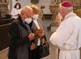 Im Anschluss an den Ehejubilarsgottesdienst mit Weihbischof Ulrich Boom am Freitagvormittag, 2. Juli, konnten sich die Paare von ihm und weiteren Priestern und Diakonen segnen lassen.