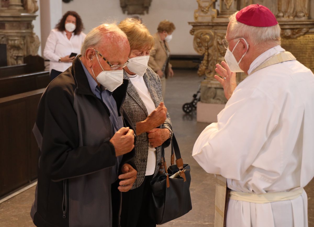 2721/0646 Ehejubilare Freitag, 2- Juli vormittags WB Boom_28436 Im Anschluss an den Ehejubilarsgottesdienst mit Weihbischof Ulrich Boom am Freitagvormittag, 2. Juli, konnten sich die Paare von ihm und weiteren Priestern und Diakonen segnen lassen.