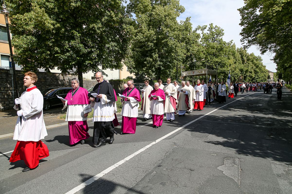Die Fronleichnamsprozession in Würzburg stand unter dem Motto "Denn Gott hat uns nicht einen Geist der Verzagtheit gegeben, sondern den Geist der Kraft, der Liebe und Besonnenheit".