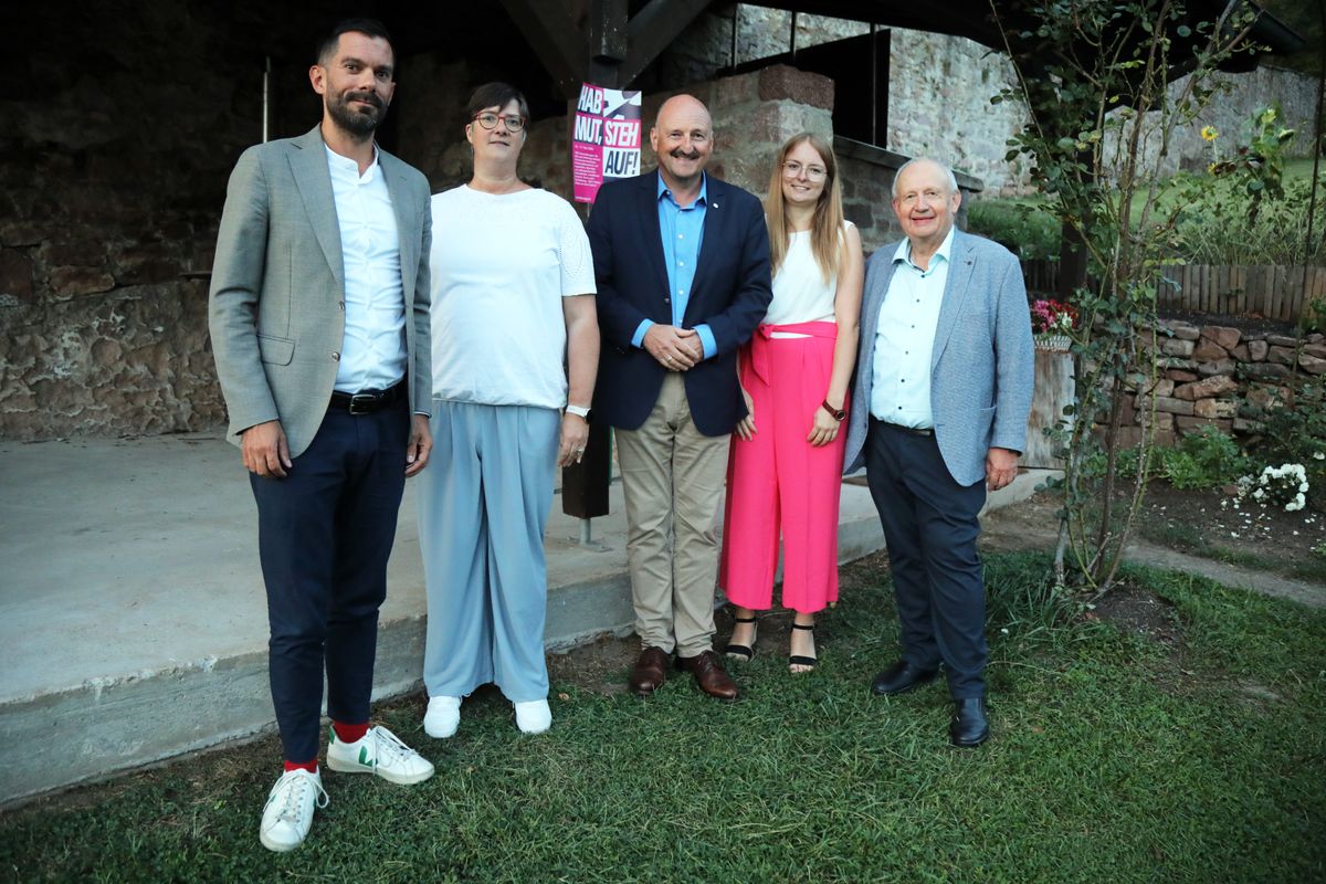 Auf dem Podium diskutierten (von links) ZdK-Generalsekretär Marc Frings, Katholikentags-Botschafterin Nadja Kapperer, Bundestagsabgeordneter Bernd Rützel, Moderatorin Anna-Lena Ils und Domkapitular Albin Krämer, Bischofsvikar für den Katholikentag. Auf dem Podium diskutierten (von links) ZdK-Generalsekretär Marc Frings, Katholikentags-Botschafterin Nadja Kapperer, Bundestagsabgeordneter Bernd Rützel, Moderatorin Anna-Lena Ils und Domkapitular Albin Krämer, Bischofsvikar für den Katholikentag.
