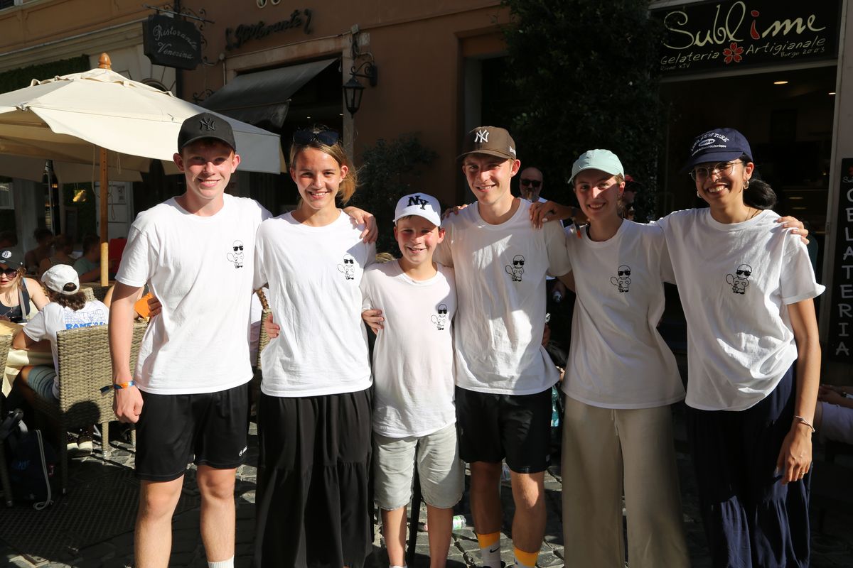 Die Ministrantinnen und Ministranten aus der Gemeinde "Zum Guten Hirten" Aschaffenburg tragen die neuen T-Shirts der Pfarrei. Die Ministrantinnen und Ministranten aus der Gemeinde "Zum Guten Hirten" Aschaffenburg tragen die neuen T-Shirts der Pfarrei.