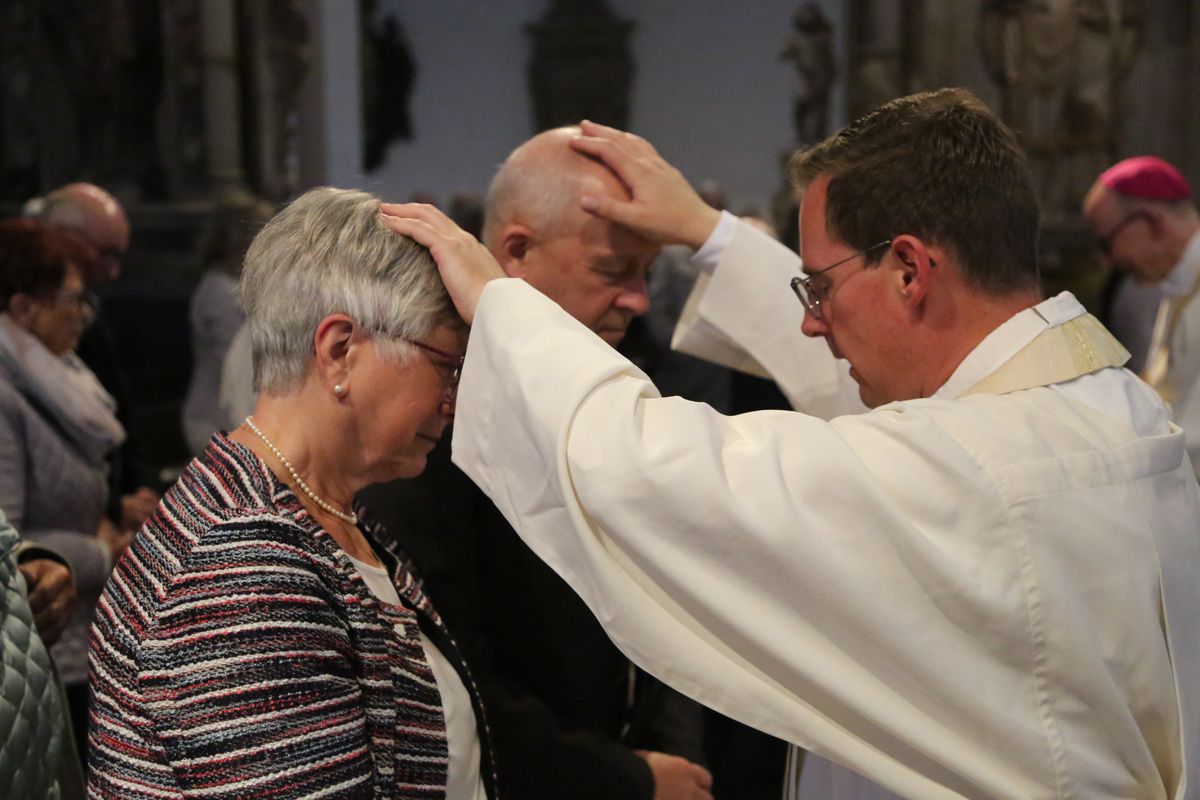 Bischof Dr. Franz Jung hat am Donnerstagnachmittag, 4. Juli, mit etwa 320 Paaren im Kiliansdom ihr goldenes oder diamantenes Ehejubiläum gefeiert.