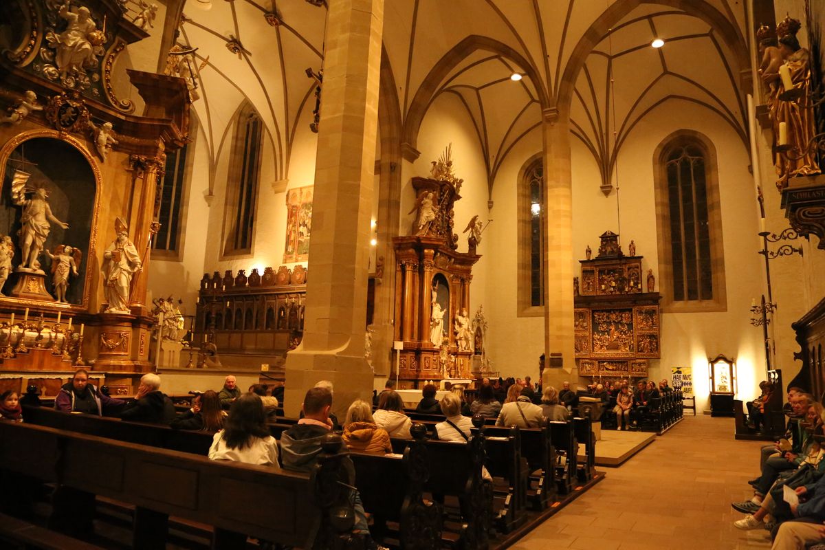 Musik, Installation, Ausstellung bot Sankt Burkard unter dem Titel "G"tteszelt".