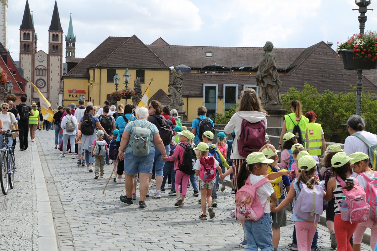 Rund 900 Kindergartenkinder haben am Freitag, 11. Juli, einen Gottesdienst mit Bischof Dr. Franz Jung in der Kirche Sankt Burkard gefeiert. Im Anschluss zogen sie über die Alte Mainbrücke in den Kiliansdom. 