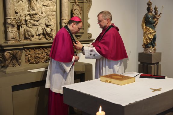 Weihbischof Paul Reder ist am Montag, 10. Mai, offiziell in sein Amt als Dompropst eingeführt worden - zunächst in der Kapelle des Bischofshauses, dann bei einem Pontifikalgottesdienst im Kiliansdom. Dabei wurde besonders an Bischof em. Dr. Paul-Werner Scheele erinnert, der am 10. Mai 2019 starb.