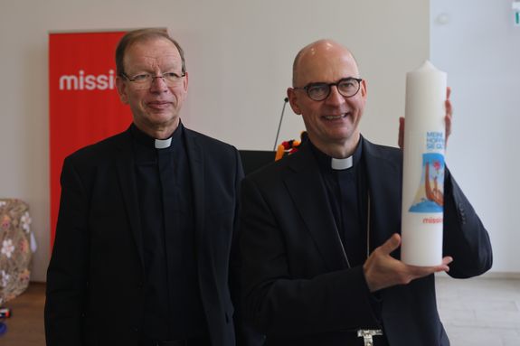 Monsignore Wolfgang Huber von "missio" überreichte dem Gastgeber Bischof Dr. Franz Jung (rechts) zum Dank eine Kerze. 